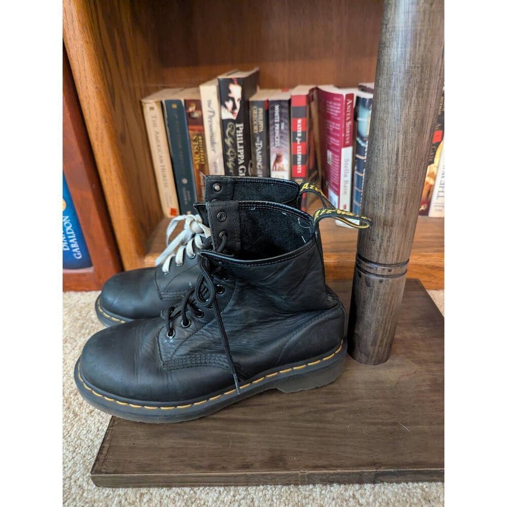 Dr Marten 1460 Smooth Black Leather 8 Eye Boots Size 7 US - Picture 4 of 6